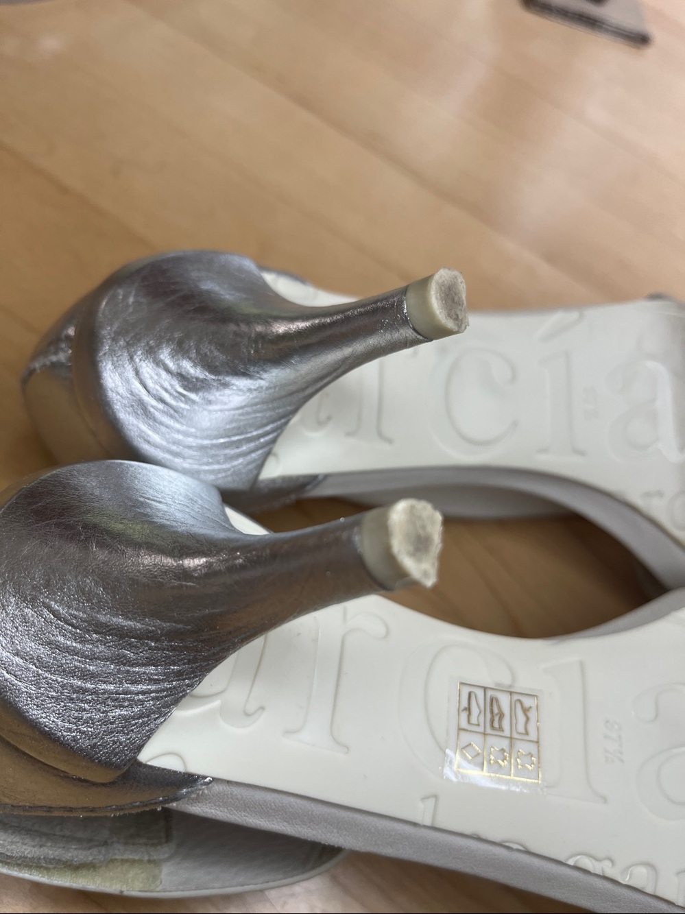 Pedro Garcia Winka Heels
Pebbled Leather White & Silver Metallic EU 37.5 - Picture 6 of 8